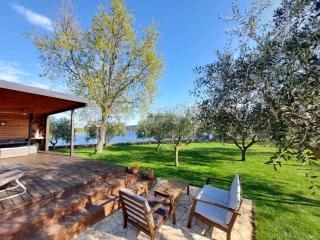 Beach house IVE with jacuzzi, pool, playground and bbq in an olive grove with a beach, Pomer - Istria - Pomer - 4
