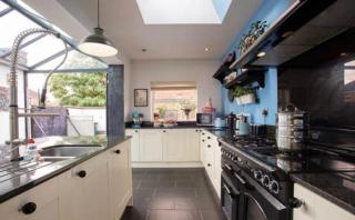 Beautiful 5 bedroom house in great location. - 8