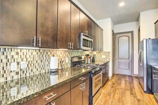 Family-Friendly Spring Townhouse with Backyard! - Spring - 4