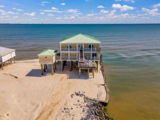 Shamrock Shores Bottom Floor - Large gulf front deck and a private sea wall for fishing! Rent as a 4 or 6 bedroom! home - Dauphin Island - 9