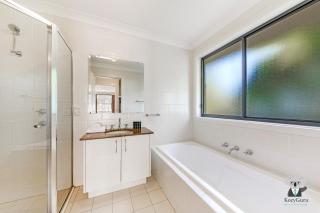 KOZYGURU Westleigh Spacious Home with 4 Beds NWE039 - Thornleigh - 1