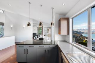 Paradise Peaks - Queenstown Holiday Home - 1
