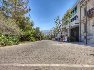 Under the Rock of Acropolis by YHA - Atene - 1