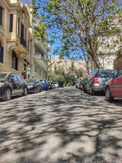 Under the Rock of Acropolis by YHA - Atene - 2