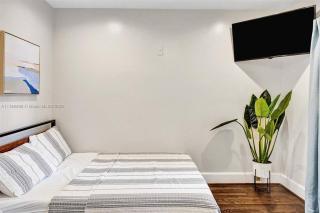 Beach House w/ Heated Pool - Hollywood - 7