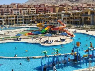 شقه للايجار بورتو السخنه ألعاب مائية فرش مميز فندقي مكيفه - 2