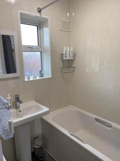 Spacious & modern 3 bed house - 2