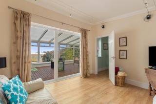 Sunningdale - Beach Side Cottage, Sea Views, Parking - 1
