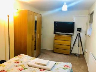 Private room 4-5 minutes drive to Luton Airport - Luton - 3