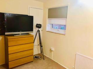 Private room 4-5 minutes drive to Luton Airport - Luton - 1