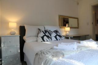 17 HAWKES HEAD SELF CATERING - 5