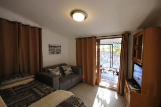17 HAWKES HEAD SELF CATERING - 2