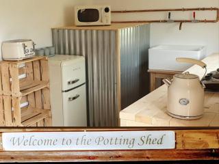 The Potting Shed near Tenby, 100" Projector, Four poster bed, On-site HOT TUB access via Spa Pack, Breakfast - Tenby - 0