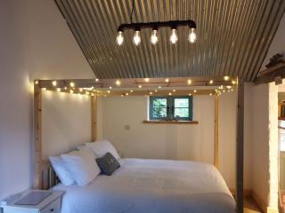 The Bothy near Tenby, Big Projector Screen, Four-poster bed, on-site HOT TUB access via Spa Pack, Breakfast - Tenby - 9
