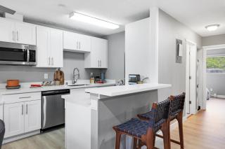 Cute Delightfully Remodeled Spacious Condo condo - Kent - 3