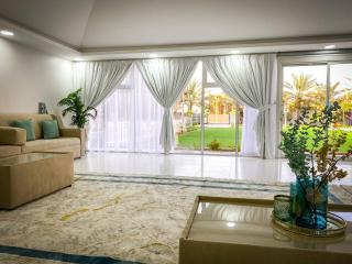 Palm Escape Farmhouse - By Seven Elements - 8