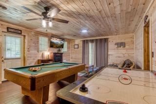 Livin' Lodge, Hot Tub, WIFI, 560 FREE tickets each paid day, Pool Table, WIFI! - 4
