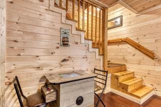 Livin' Lodge, Hot Tub, WIFI, 560 FREE tickets each paid day, Pool Table, WIFI! - 3
