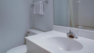 Quality Inn Shawnee North I-40 - 9