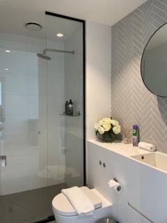 EQ Tower Modern Apartments Melbourne Central CBD - 7