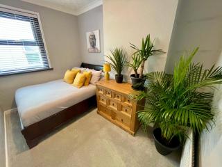 Cozy Two Bedroom - A Stroll from Gardens to Beach - With Parking - Bournemouth - 2