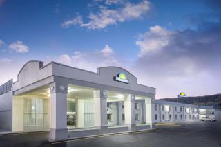 Days Inn by Wyndham Roanoke Near I-81 - Roanoke - 0
