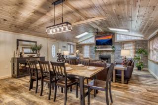 Whispering Winds, Hot Tub, Game Room, WIFI, 1089 FREE tickets each paid day, Dollywood and More - Gatlinburg - 0