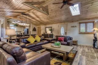 Whispering Winds, Hot Tub, Game Room, WIFI, 1089 FREE tickets each paid day, Dollywood and More - Gatlinburg - 8