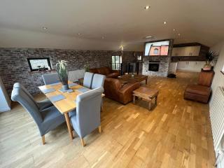 Modern upside down property with hot tub - Roughton - 0