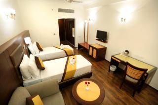 Hotel Meraden Grand - Varanasi - 7