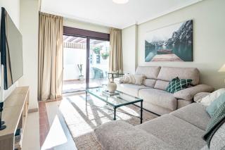 Amazing 2-Bedroom Retreat in Nueva Andalucia, Steps from Centro Plaza - Marbella - 7