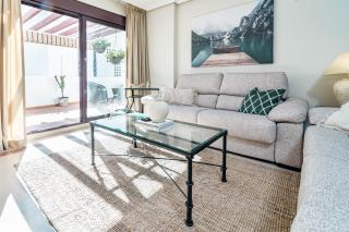 Amazing 2-Bedroom Retreat in Nueva Andalucia, Steps from Centro Plaza - Marbella - 6