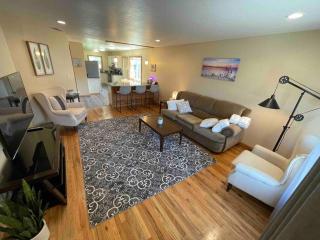 New Remodel, Bright Cottage, 3 bedroom with Laundry - Eureka - 0