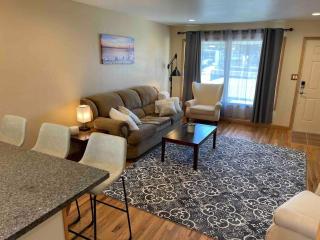 New Remodel, Bright Cottage, 3 bedroom with Laundry - Eureka - 2