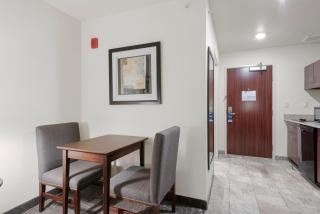 Cobblestone Hotel & Suites - Urbana - 2