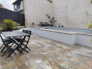 Jolie maison en pierres avec piscine et parking - 1