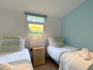 Pass the Keys Gower BEACH Staycation Caswell Bay - Sleeps 4 - 9