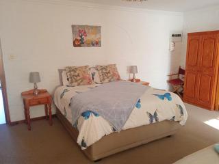 Rheola's Guest Cottage - 4