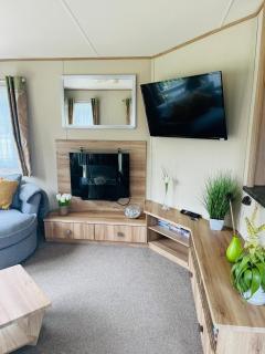 Brooksbank Lodge with Hot Tub - 4