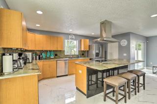 Modern Clearwater Home with Deck 9 Mi to Beach - Clearwater - 4