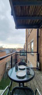 Entire town centre 2 bedroom apartment very close to beach - 3