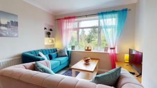 Contemporary 2 Bed Apartment With Private Garden - 8