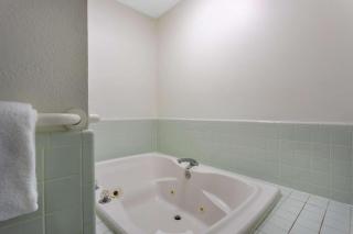 Baymont by Wyndham Tallahassee - Tallahassee - 1