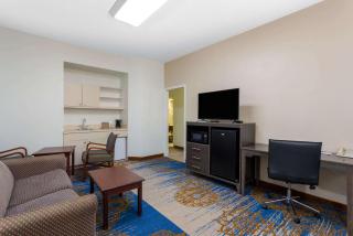 Baymont by Wyndham Tallahassee - Tallahassee - 4