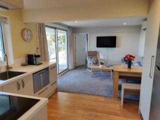 Fully Renovated Hillside Apartment Close To City - 4