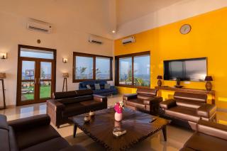 StayVista at Sunset on the Lake - Infinity Lakeview Swimming Pool with Contemporary Interiors & Lavish Amenities - 1