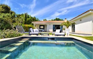 Stunning Home In St Laurent Des Arbres - 9