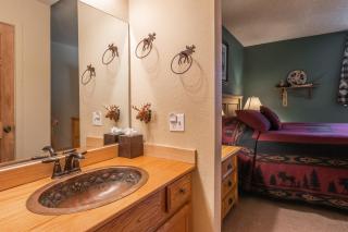 New Listing 2 bedroom and Loft 2 bath Summit E Bldg 12 condo sleeps 8 Steps to Eagle Lodge Chair 15 - Mammoth Lakes - 7