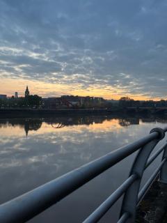 Luxury Riverside 2 bedroomed Apartment with Balcony - Newport - 1