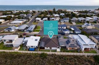 Chiton Breeze Stylish Family Beach House With Kids Retreat, 200m From Beach - Hayborough - 9